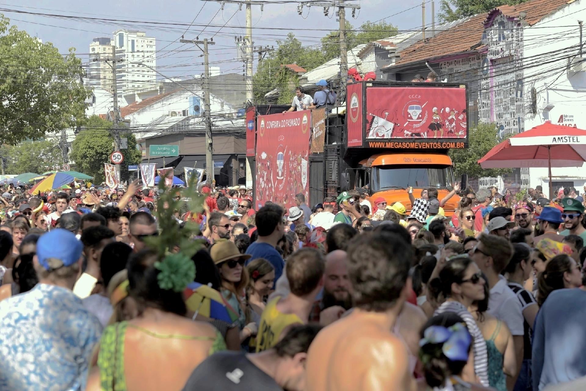 Bloco Confraria do Pasmado desfila pela Vila Madalena, em São Paulo, no segundo dia de pré-Carnaval da capital paulista - Chello/Framephoto/Estadão Conteúdo