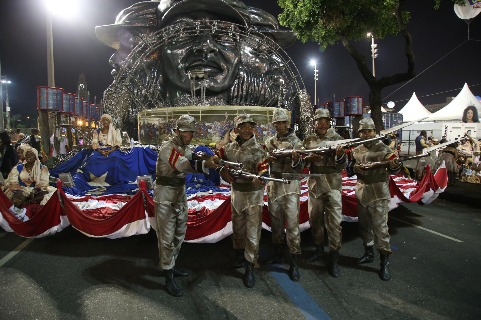 27.fev.2017 - Unidos da Tijuca, segunda colocada no Carnaval de 2016, luta pelo título com o enredo "Música na Alma, Inspiração de uma Nação" - Júlio César Guimarães/UOL