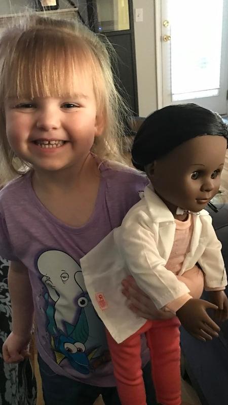 Sophia, de dois anos, com a boneca que ganhou por deixar de usar fraldas - Reprodução/Instagram