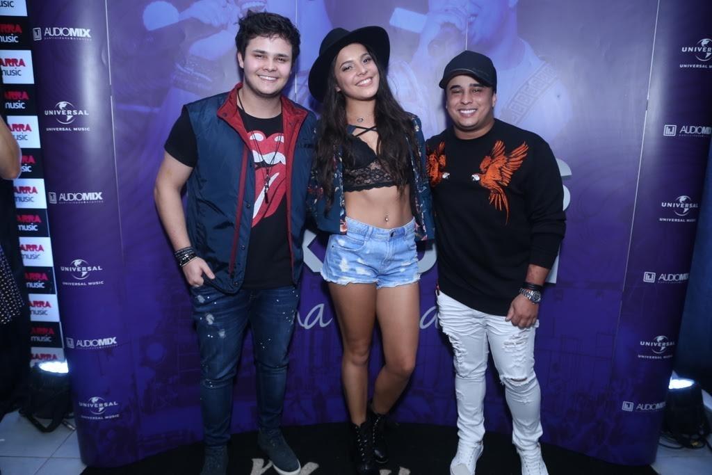Emilly tieta a dupla sertaneja Matheus e Kauan após show no Rio - Ag.News