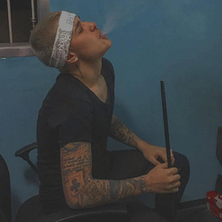 MC Gui posta foto fumando narguilé - Reprodução/Instagram
