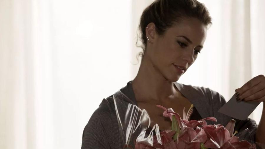 "A Força do Querer": Jeiza recebe flores de Caio, após beijo - TV Globo