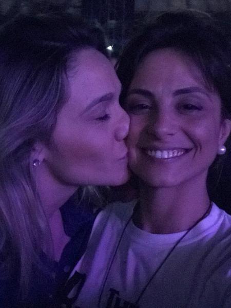 Fernanda Gentil dá beijo carinhoso na namorada Priscila - Reprodução/Instagram