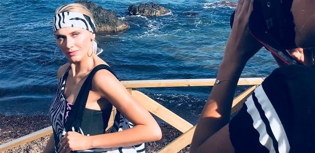 Celina Locks durante making of de sua primeira coleção de moda praia - Divulgação - Divulgação