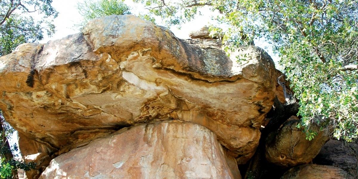 Com pinturas rupestres espalhadas pelas rochas da região, Manyana tem imagens que datam de 1100 a 1700 D.C.. É um monumento nacional e o acesso é controlado.  - Organização de Turismo de Botswana