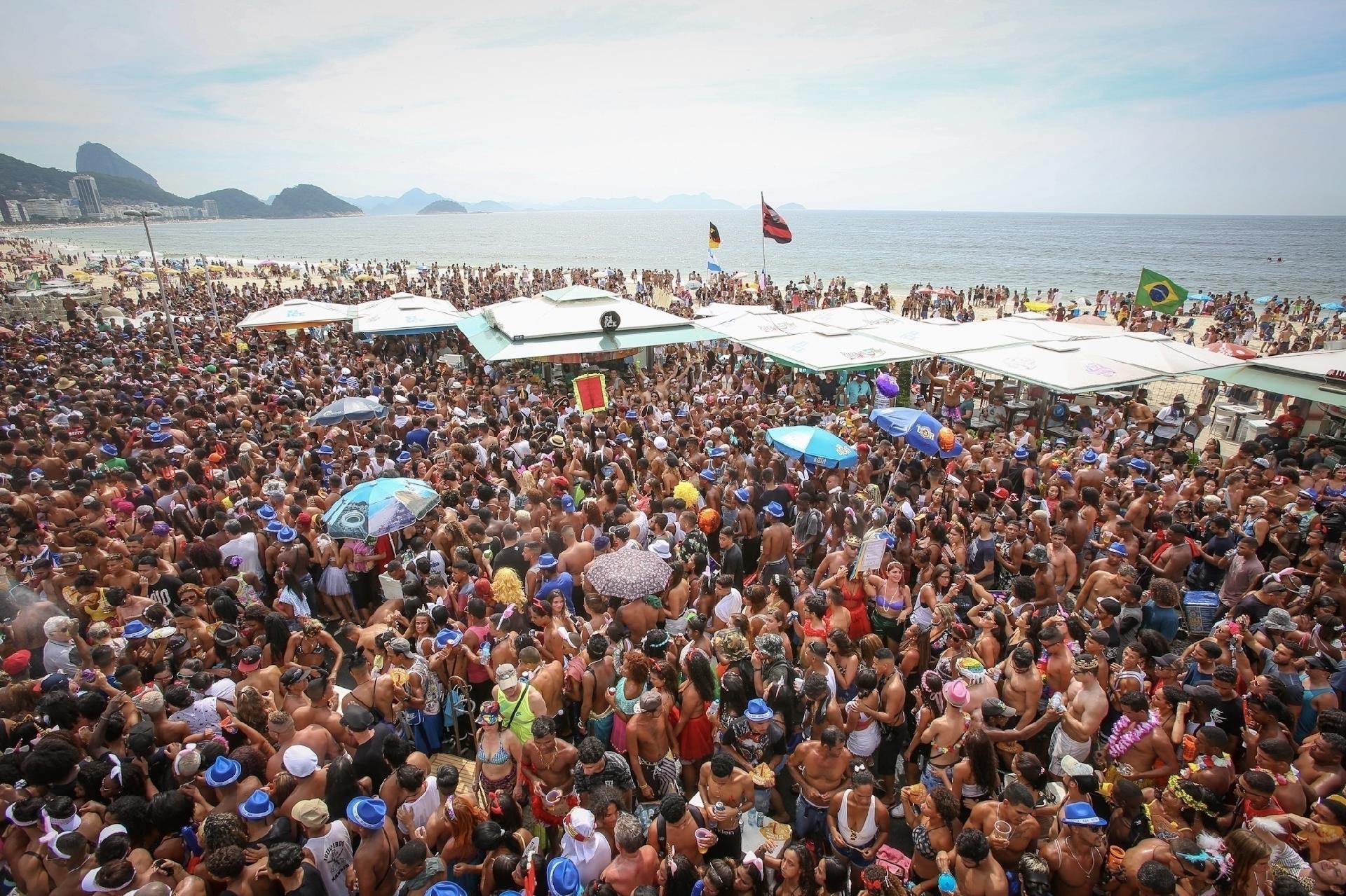 Bloco da Favorita concentra multidão na orla de Copacabana, Rio de Janeiro, neste sábado (10) - Marco Antonio Teixeira/ UOL