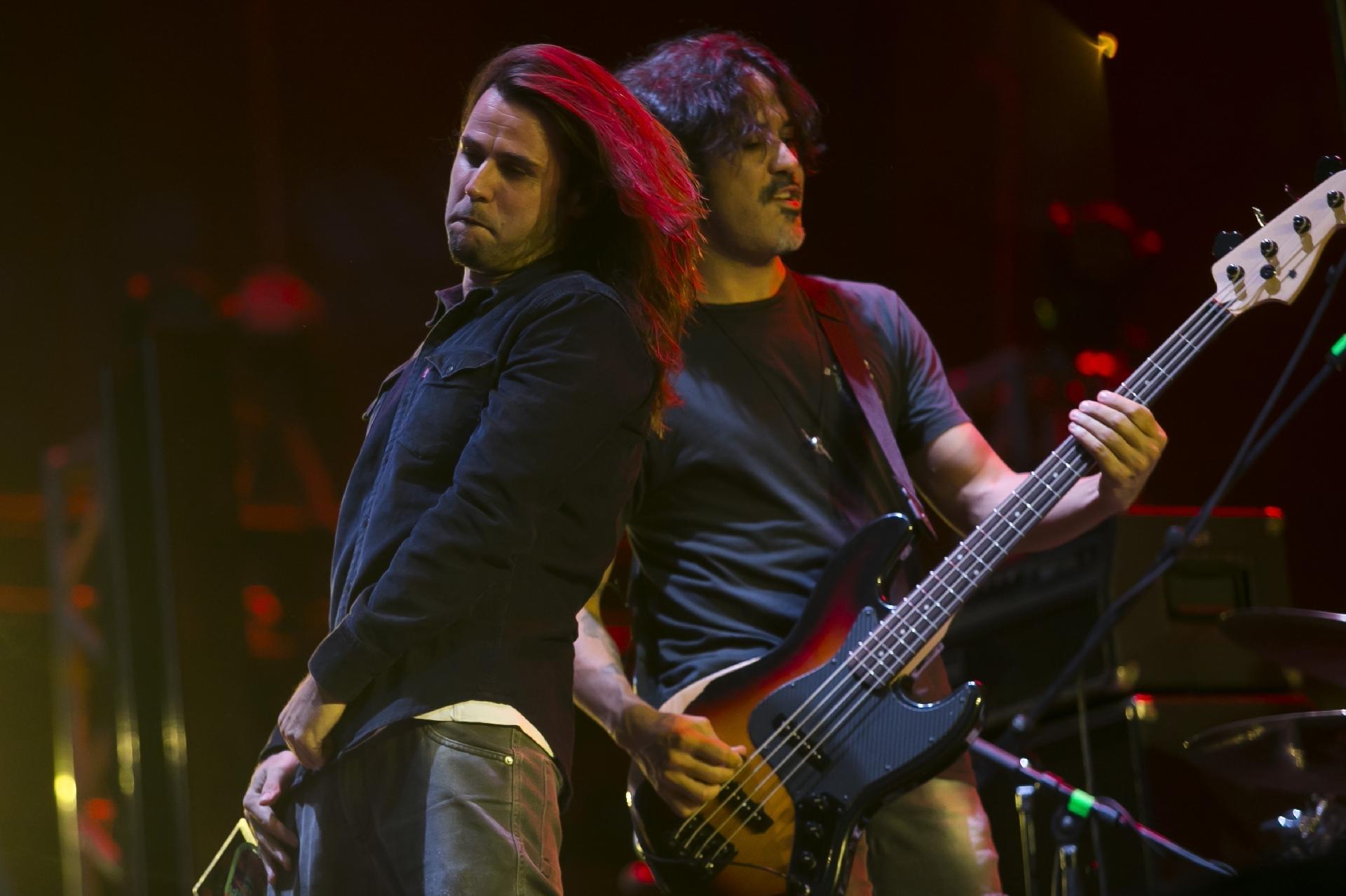 O show de abertura ficou por conta da banda paulista Ego Kill Talent, um grupo de rock da nova safra nacional, que canta em  inglês. Theo Van Der Loo (guitarra e baixo), Jean Dolabella (bateria e guitarras), Jonathan Correa (vocais), Niper Boaventura (guitarra, baixo) e Raphael Miranda (bateria, baixo) são os integrantes do Ego Kill Talent - Bruna Prado/UOL