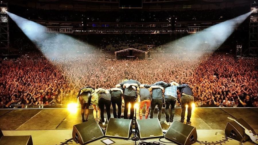 Integrantes do Foo Fighters agradecem ao público após um show em São Paulo em 2018 - Divulgação