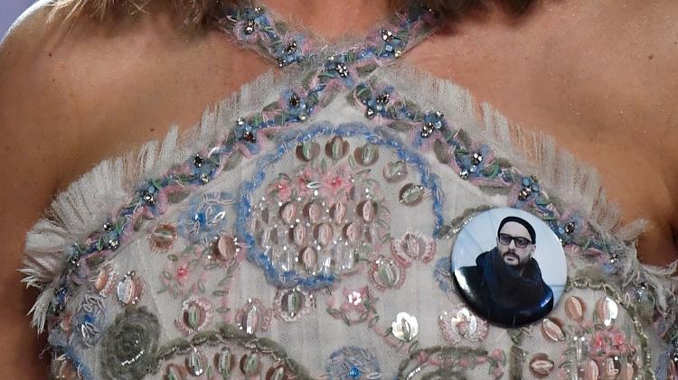 A atriz Irina Starshenbaum carrega bóton com imagem de Serebrennikov - Alberto Pizzoli - Alberto Pizzoli