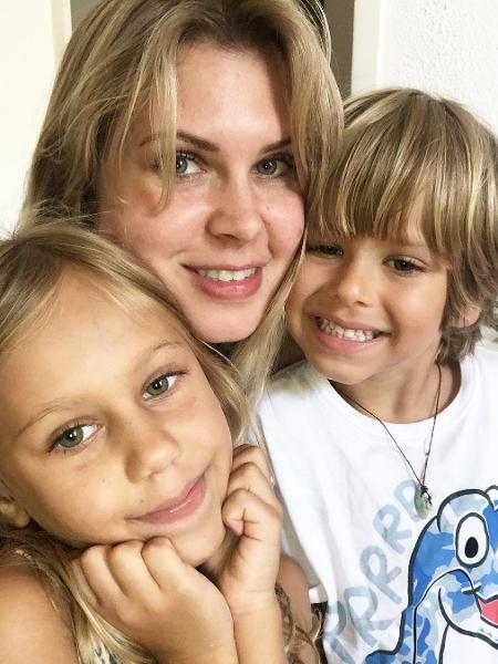 Carolinie Figueiredo e os filhos, Bruna e Theo - Reprodução/Instagram/Carolinie Figueiredo