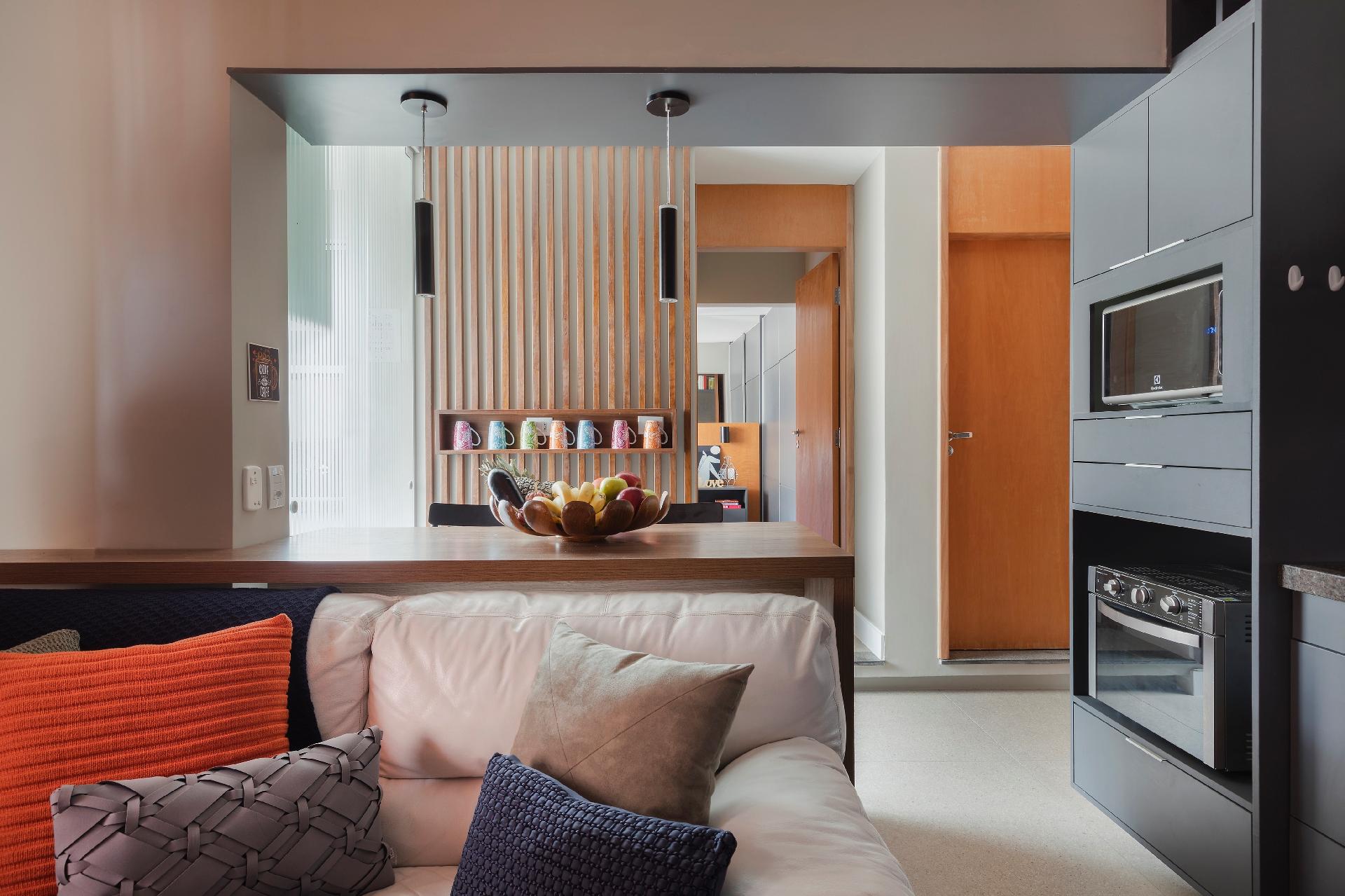 Eliminar a parede entre a sala e a cozinha fez os ambientes crescerem - Rafael Renzo/Divulgação