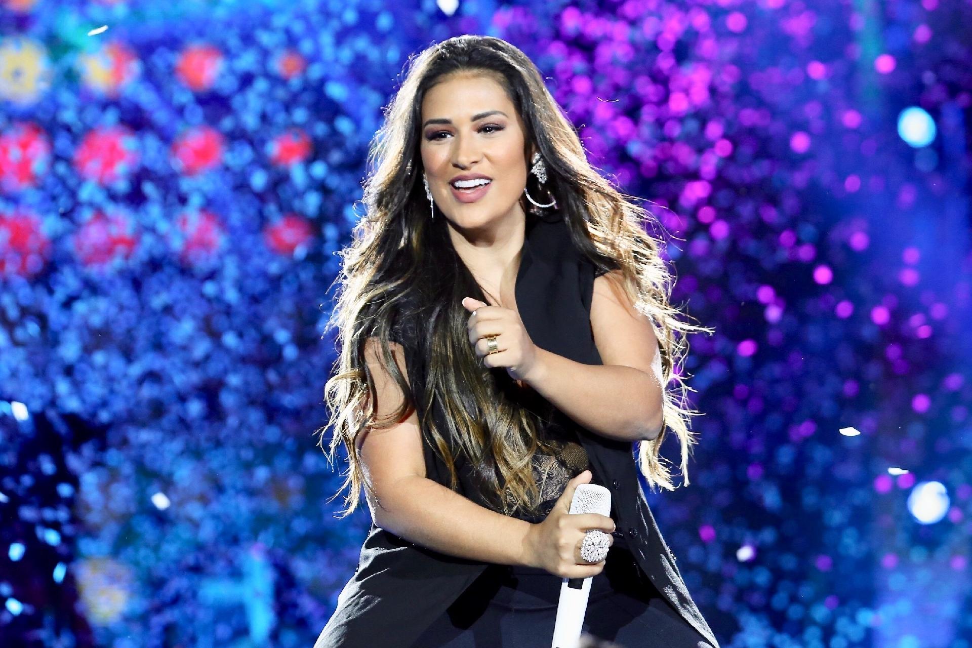 A cantora subiu mais uma vez sozinha ao palco, mas prometeu a volta de Simaria em agosto - Manuela Scarpa/Brazil News