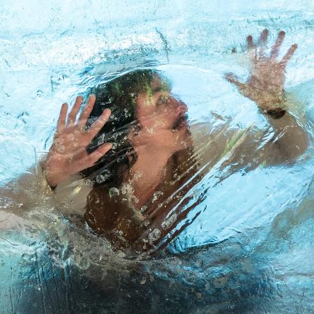 "Colocar megahair achei meio chato de cuidar e bigode deixei o máximo possível e acabou pegando", conta o ator - Globo /Sergio Zalis - Globo /Sergio Zalis