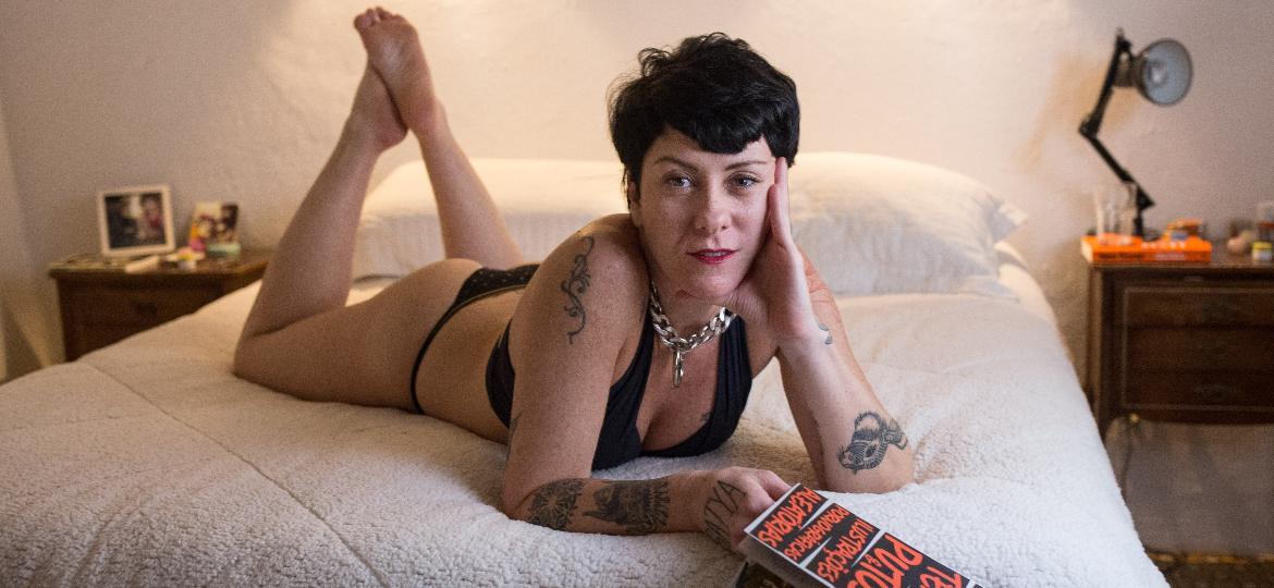 Abhiyana, autora do livro "Textos Putos e Ilustrações Pornográficas Aleatórias" - Amanda Perobelli/UOL