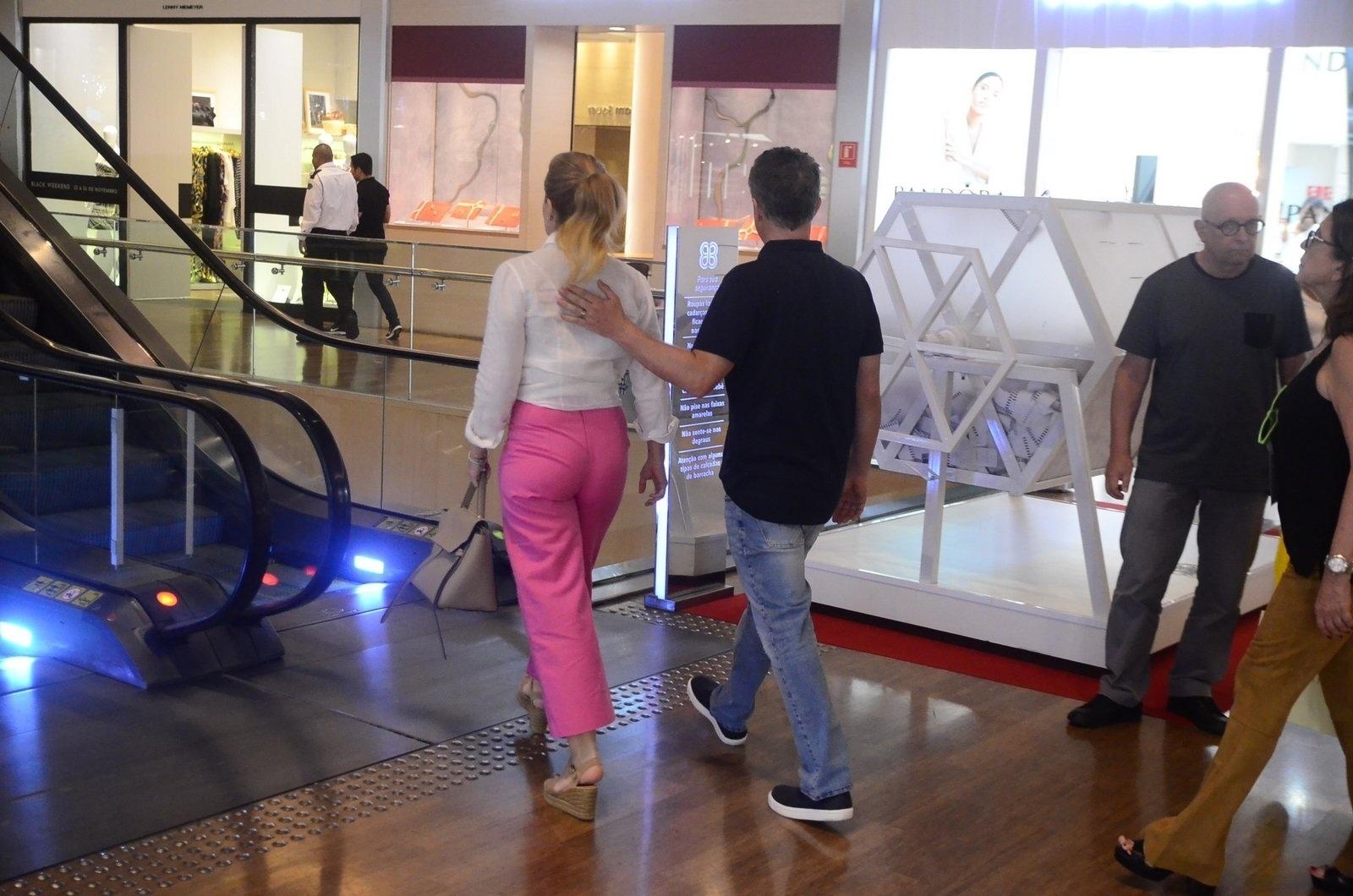 Angélica e Huck passeiam em shopping do Rio - Webert Belício/Ag.News