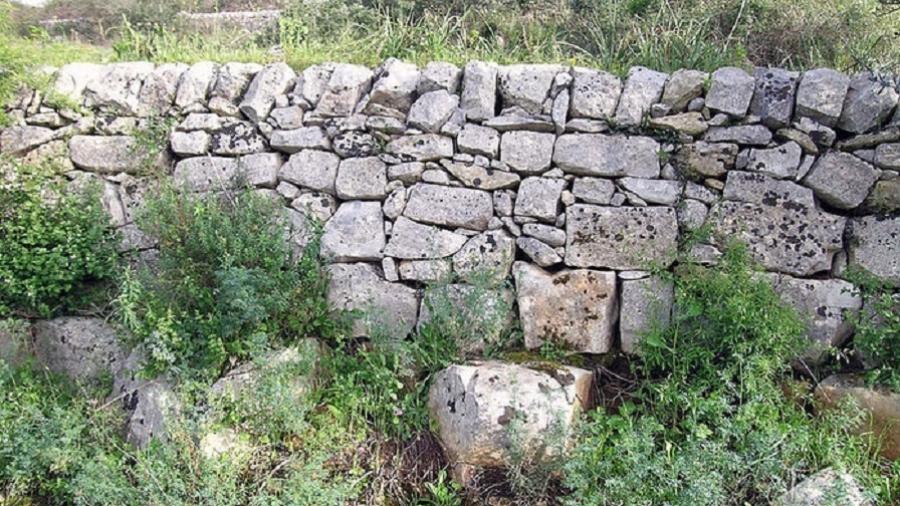 Construção de muro em pedra seca 😉 - RMCC construções.