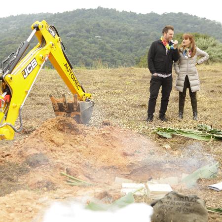 Carlos Bertolazzi e Danielle Dahuoi com a retroescavadeira usada em etapa da final do "BBQ" - Gabriel Cardoso/SBT - Gabriel Cardoso/SBT