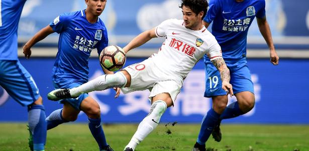 Alexandre Pato tenta ser liberado pelo Tianjin Quanjian, da China - AFP