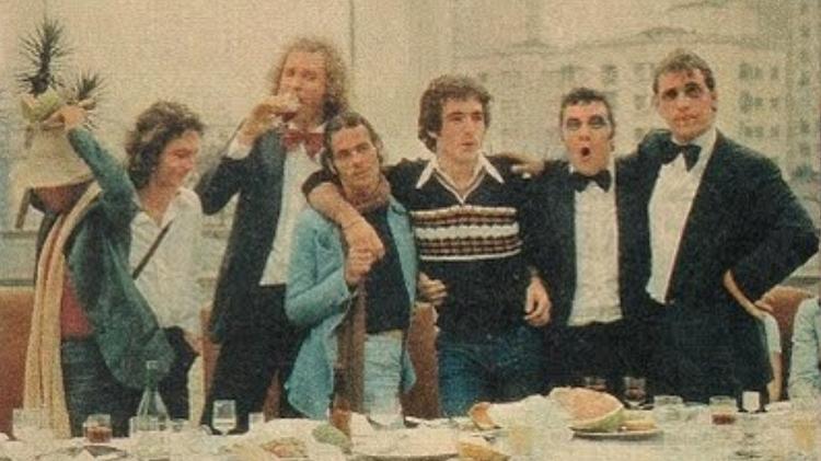 Ney Matogrosso posa com Gerson Conrad e integrantes do Joelho de Porco - Reprodução - Reprodução