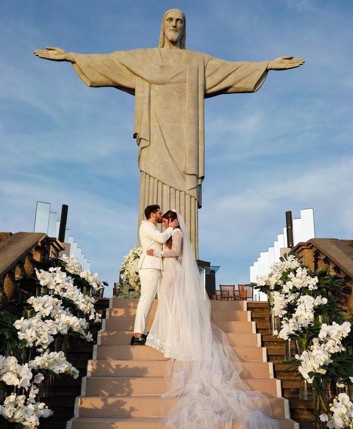 Romana Novais e o DJ Alok durante a cerimônia ao nascer do sol no Cristo Redentor - Reprodução/Instagram