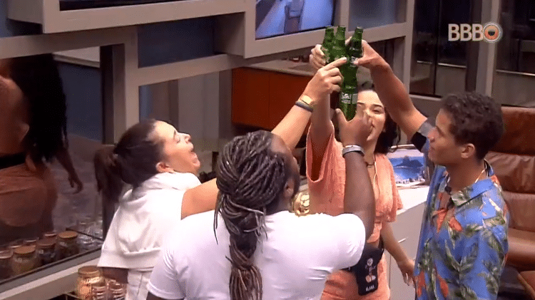 Brothers brindam no quarto do líder - Reprodução/GloboPlay - Reprodução/GloboPlay