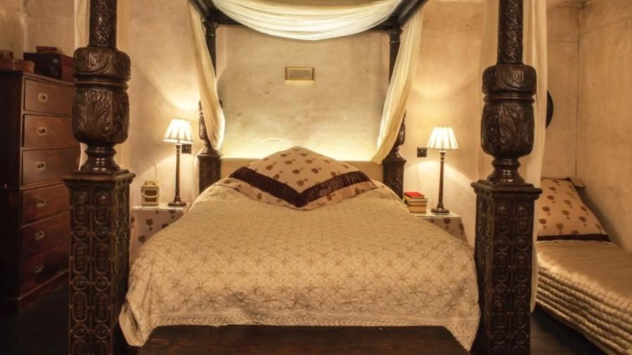 Cama usada no filme "Shakespeare Apaixonado" disponível em quarto para aluguel no Airbnb  - Divulgação