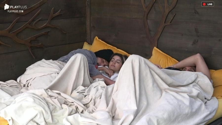 Lucas dorme abraçado com Hariany na casa da árvore - Reprodução/PlayPlus