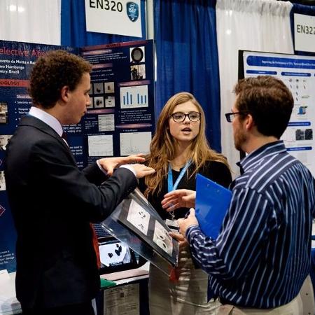 Projeto foi levado por Raíssa e Gabriel da Motta (à esquerda) à Feira Internacional de Ciência e Engenharia (ISEF), nos EUA - Arquivo pessoal - Arquivo pessoal