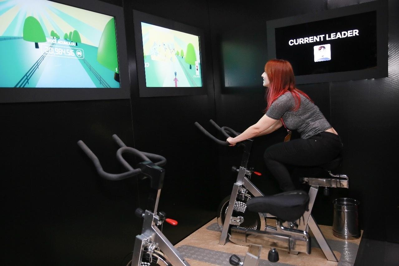 Público aproveita para fazer exercícios físicos na CCXP - Iwi Onodera/UOL