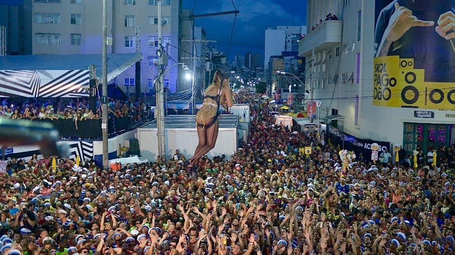 Claudia Leitte é içada em guindaste durante seu trio em Salvador - André Muzel/Brazil News