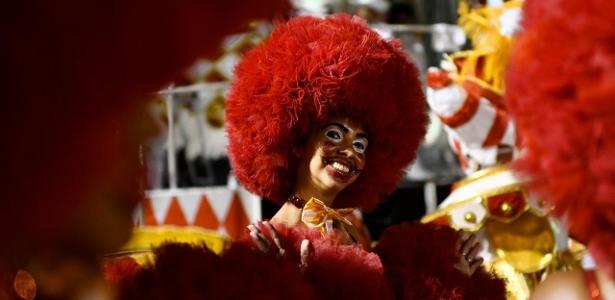 Mais da Sapucaí | Salgueiro homenageia 1º palhaço negro do Brasil com espetáculo circense