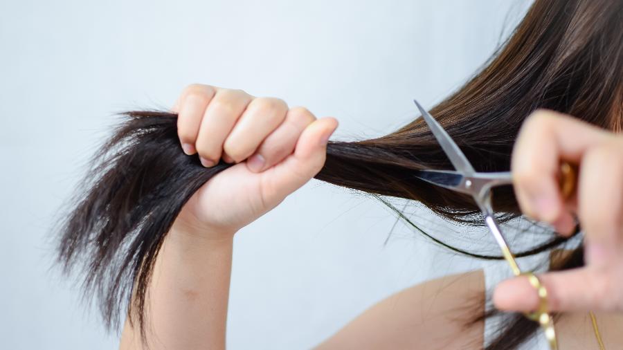 Cordar cabelo, cortar o próprio cabelo - Getty Images/EyeEm