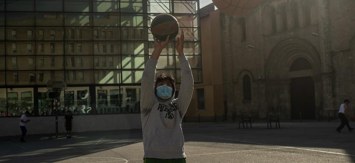 Quadra da basquete em Barcelona, neste sábado (2 de maio): maiores de 14 anos podem sair das 6 às 10 horas e das 20 às 23 - Getty Images