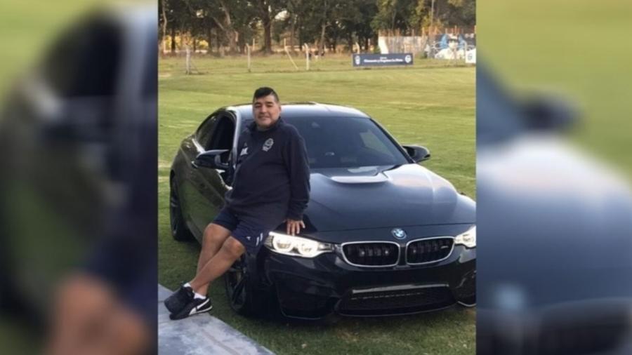 Maradona posa ao lado de BMW M4 Coupé - Reprodução