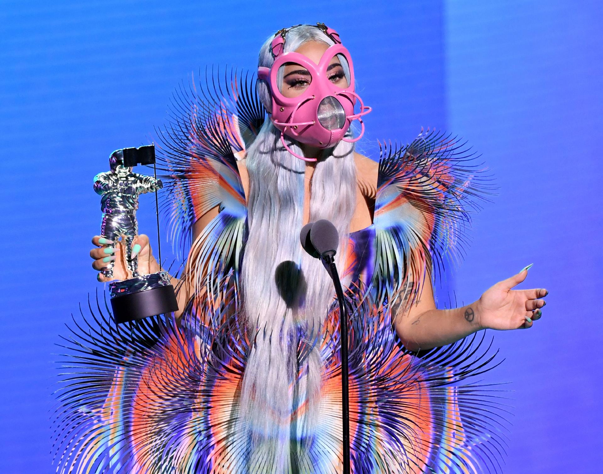 Lady Gaga recebe o prêmio de Melhor Colaboração por "Rain on Me" com Ariana Grande no palco do MTV VMA 2020 - Kevin Winter/MTV VMAs 2020/Getty Images for MTV