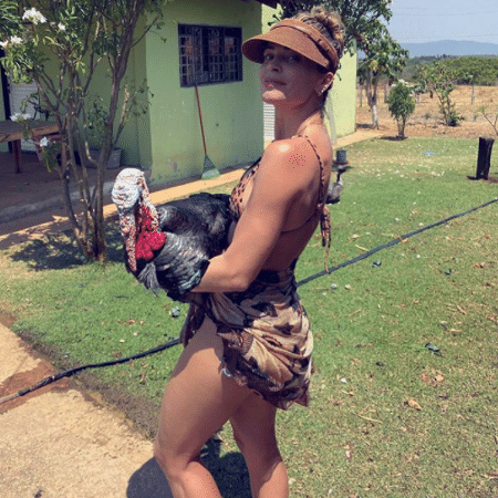 Grazi posa carregando peru durante viagem ao Mato Grosso - Reprodução/Instagram