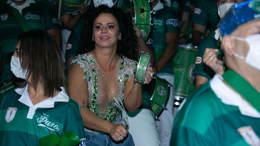 Vivi Araújo cai no samba com novo visual - AMAURI NEHN/ BRAZIL NEWS 