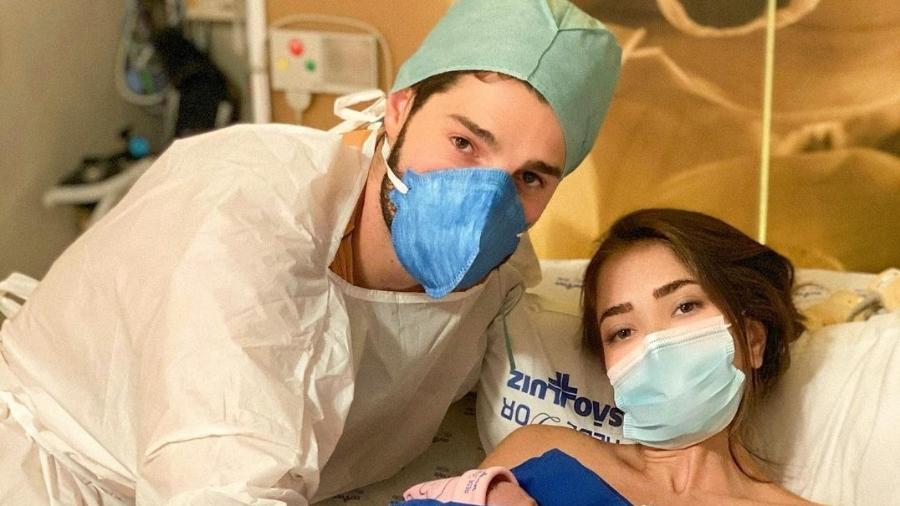 Alok e Romana Novais no hospital, com a filha Raika - Reprodução/Instagram