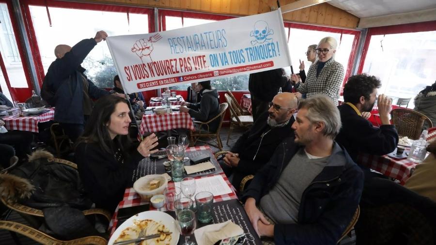 Restaurante aberto clandestinamente em Nice; dono foi preso em seguida - ERIC GAILLARD/ REUTERS