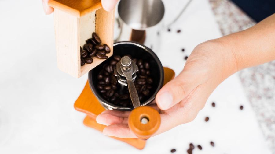 Aquele cafézinho feito na hora pode ficar ainda mais gostoso se feito em com um moedor de café - Getty Images