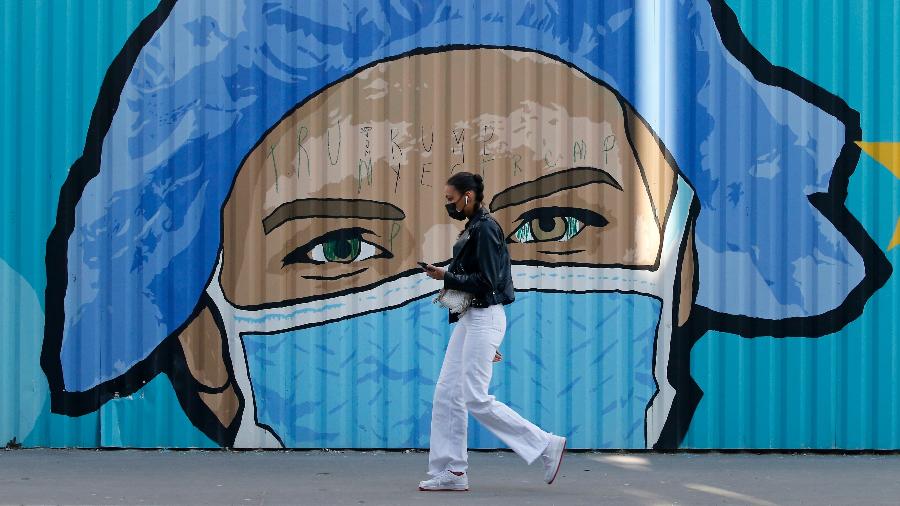 Street Artists Depict Murals With Face Masks paris frança covid - Getty Images
