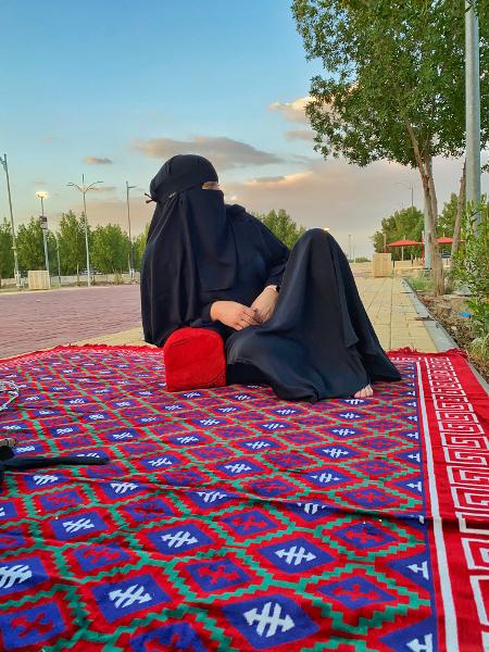 Iris Cajé veste roupas tradicionais da religião islâmica - Arquivo pessoal - Arquivo pessoal