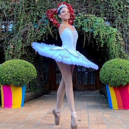 Vitória Bueno, 17, de Santa Rita do Sapucaí (MG), é estudante do ensino médio e bailarina  - Arquivo pessoal