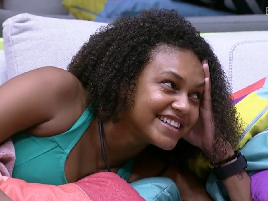 Jessilane posa com 'pratão' e comemora: 'Chega de xepa!'