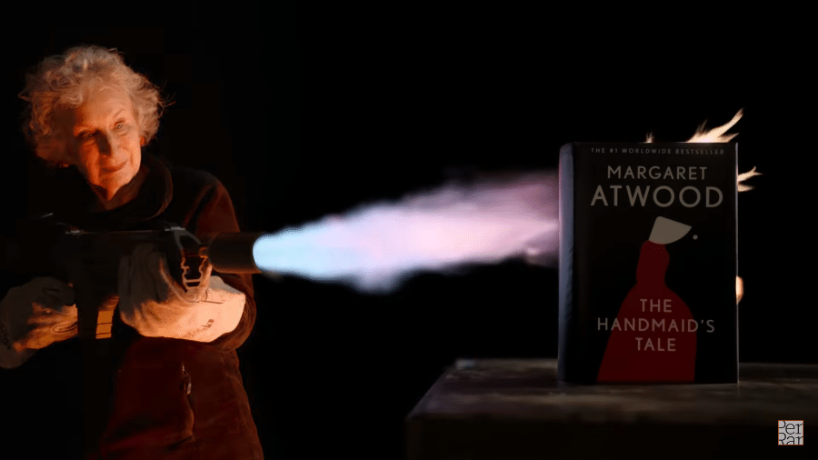 A autora Margaret Atwood tentou queimar o livro com um lança-chamas para provar a resistência ao fogo - Reprodução