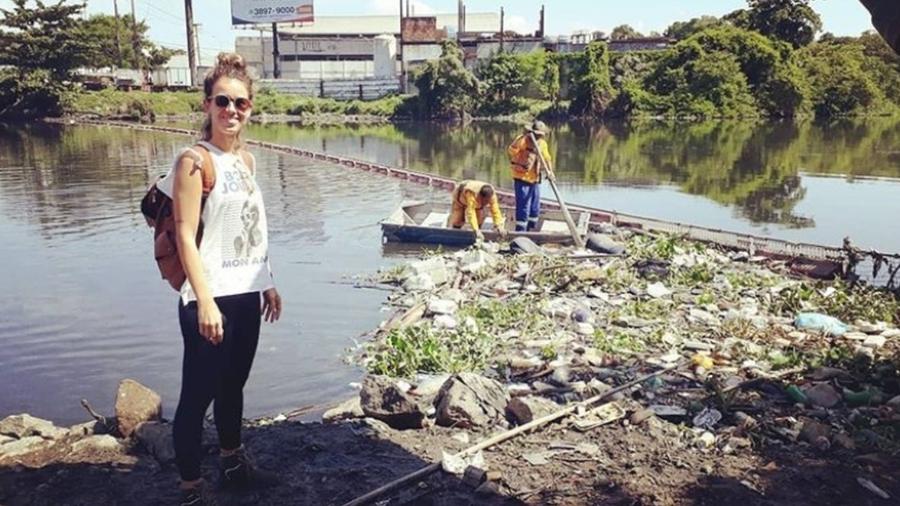 A engenheira e pesquisadora Maria Fernanda Bastos ao lado da ecobarreira do rio Meriti, no Rio de Janeiro  - Arquivo Pessoal