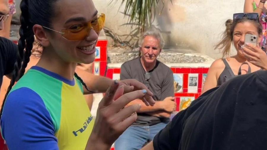 Dua Lipa visita na Escadaria Sélaron, no Rio de Janeiro - Reprodução/Twitter