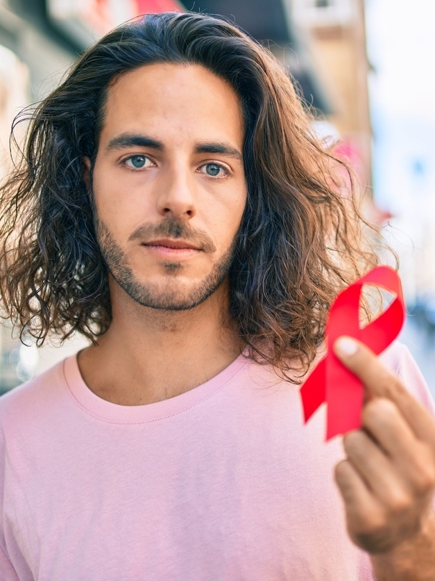 Boletim mostra avanço de HIV entre gays e de mortalidade por Aids