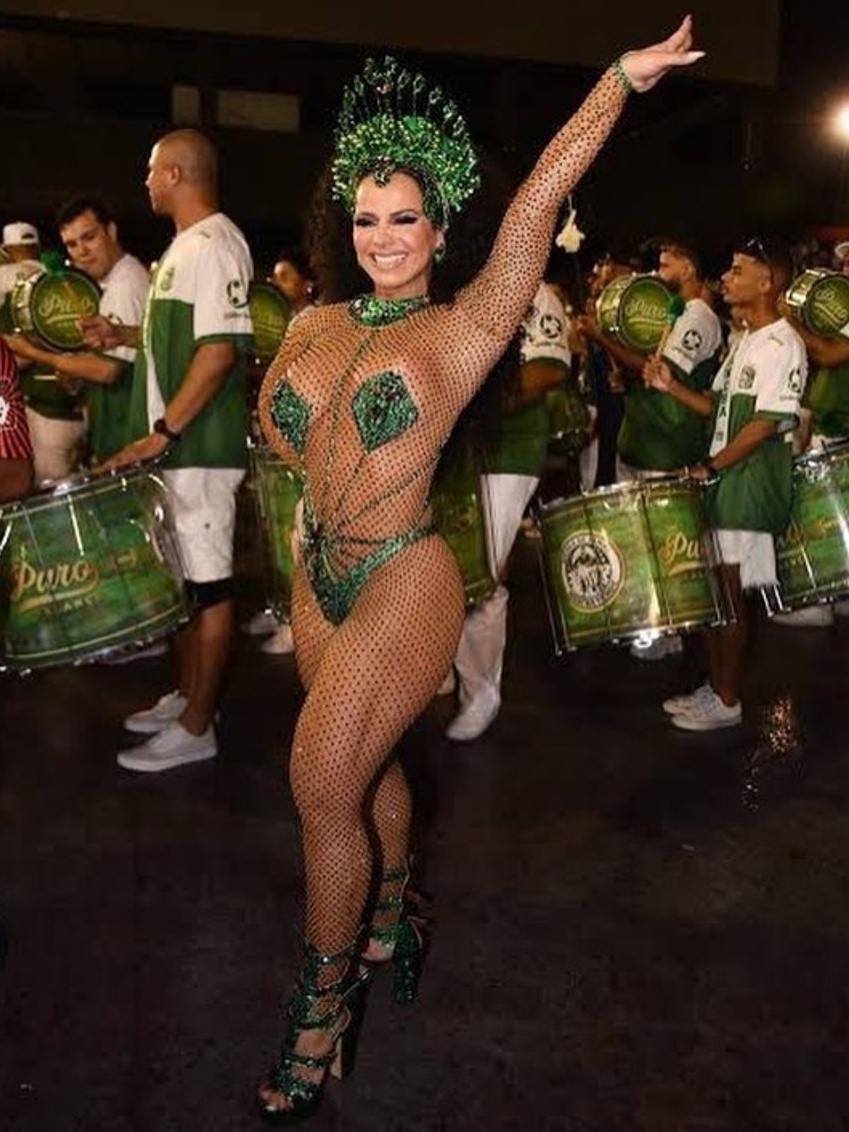 Carnaval 2023: Viviane Araújo aposta em adesivo no seio e fio dental