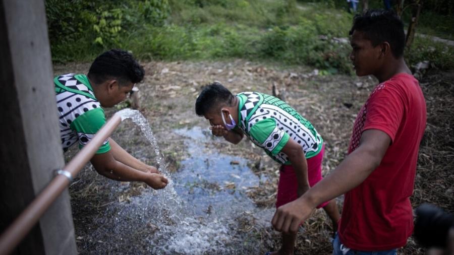 Cisternas de plástico livram indígenas de água contaminada pelo garimpo - Daniel Govino
